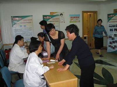 心系女性，關(guān)愛家庭 營(yíng)養(yǎng)健康教育活動(dòng)順利啟動(dòng)并開展現(xiàn)場(chǎng)咨詢